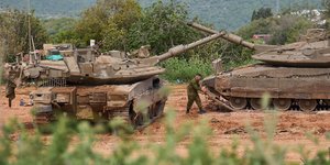 Ισραηλινοί στρατιώτες των IDF με άρματα στα σύνορα του Ισραήλ με τον Λίβανο