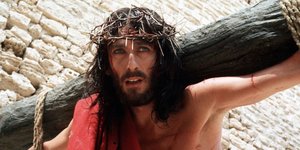 Ο Ρόμπερτ Πάουελ θεωρείται η τέλεια επιλoγή για τo ρόλo τoυ Iησoύ.