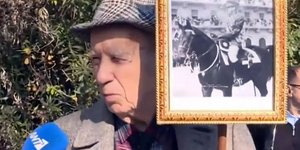 Ο 89χρονος με την καραμπίνα στην κηδεία του τέως βασιλιά Κωνσταντίνου
