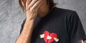 Άνδρας που κρατάει το κεφάλι του