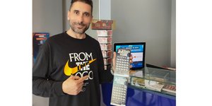 Γιώργος Νταλάπας, ιδιοκτήτης του τυχερού καταστήματος Allwyn, που βρίσκεται στην Πάτρα