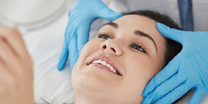 Γυναίκα στα χέρια ιατρού