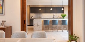 Η open-plan κουζίνα αλλάζει: Η νέα εκδοχή που συνδυάζει στιλ και πρακτικότητα