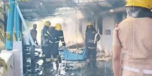 Πυροσβέστες απομακρύνουν σορούς θυμάτων της έκρηξης σε εργοστάσιο πυροτεχνημάτων στην Ινδία