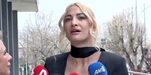 Η Ιωάννα Τούνη έξω από τα δικαστήρια