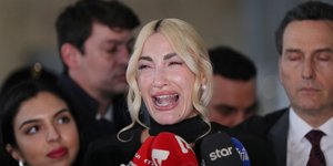 Η Ιωάννα Τούνη ξέσπασε σε κλάμματα έξω από τα δικαστήρια 