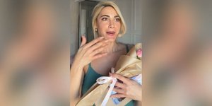 Η Ιωάννα Τούνη με το λουλούδι και τη λαμπάδα που της έδωσαν δύο παιδιά