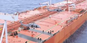 Οι ΗΠΑ δημοσίευσαν βίντεο από την επιβίβαση στο ιρανικό πλοίο που κατέλαβαν 