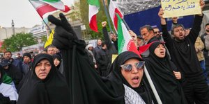 Ιρανοί πανηγύρισαν μετά την ανακοίνωση της 15ήμερης εκεχειρίας με τις ΗΠΑ