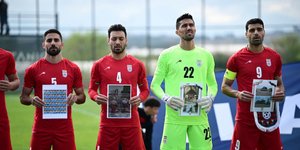 Παρατεραγμένοι οι διεθνείς ποδοσφαιριστές του Ιράν δεν κρατούν φωτογραφίες με τα θύματα και στιγμιότυπα από την εγκληματική επίθεση της πρώτης μέρας του πολέμου