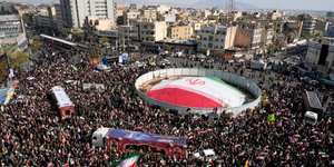 Πλήθος Ιρανών σε συγκέντρωση στην Τεχεράνη, με αφορμή την κηδεία στελεχών των Φρουρών της Επανάστασης που σκοτώθηκαν στον πόλεμο