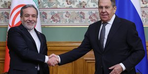 Ο Σεργκέι Λαβρόφ (δεξιά) και ο Αμπάς Αραγτσί (αριστερά) 