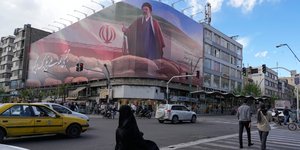 Γιγαντοαφίσα του ιρανικού καθεστώτος στο κέντρο της Τεχεράνης 