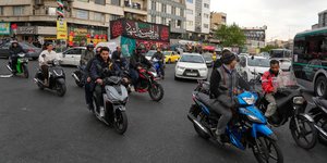 Ιρανοί με μοτοσικλέτες στο κέντρο της Τεχεράνης εν καιρώ πολέμου
