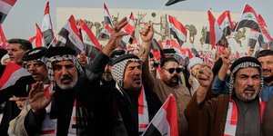 Ιρακινοί διαδηλώνουν στη Βαγδάτη κατά της στρατιωτικής επιχείρησης των ΗΠΑ και Ισραήλ στη Μέση Ανατολή