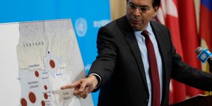 Ο πρέσβης του Ισραήλ στα Ηνωμένα Έθνη, Ντάνι Ντάνον, χρησιμοποιεί έναν χάρτη ενώ μιλάει στους δημοσιογράφους στην έδρα του ΟΗΕ 
