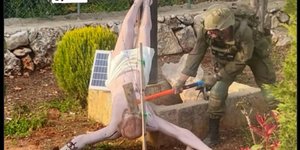 H στιγμή που Ισραηλινός στρατιώτης σπάει άγαλμα του Εσταυρωμένου στον Λίβανο