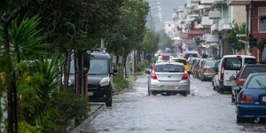 Πλημμυρα στο δρόμο 