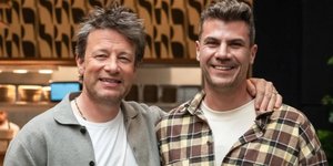 Ο Τζέιμι Όλβερ με τον Άκη Πετρετζίκη