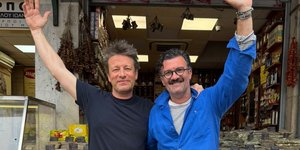 Ο Τζέιμι 'Ολιβερ με τον Γιώργο Παπακώστα στη Βαρβάκειο