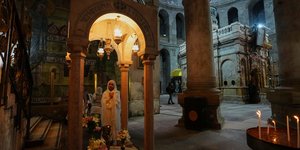 Γυναίκα προσεύχεται στους Αγίους Τόπους