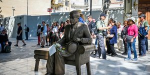 Ο Καβάφης σε φυσικό μέγεθος καθισμένος σε παγκάκι 