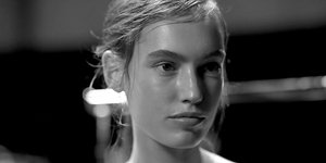 νέα γυναίκα κοντινό στο πρόσωπο