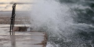 Κακοκαιρία, έντονος κυματισμός – Φωτ: ΙΝΤΙΜΕ