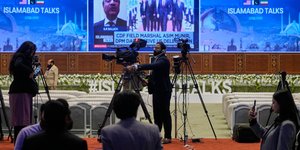 Κάμερες σε αίθουσα Τύπου στο Ισλαμαμπάντ