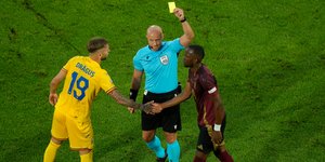 Ο Μαρτσίνιακ δείχνει κίτρινη κάρτα