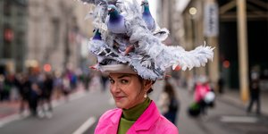 Kerry Auld φοράει ένα καπέλο με θέμα τα περιστέρια 