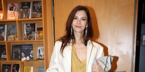 Η Κατερίνα Λέχου με το απόλυτο city-chic look στο θέατρο