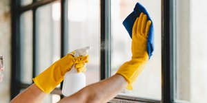 Πώς να καθαρίσουμε εύκολα τα τζάμια των παραθύρων