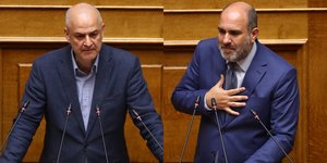 «Μύλος» στη Βουλή Μαρκόπουλος-Καζαμίας: Αποχώρησε ο βουλευτής της ΝΔ καταγγέλοντας «χουλιγκανισμό» από την Πλεύση Ελευθερίας