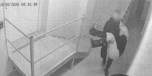 O 26χρονος πρώην αθλητής μεταφέρει την Μυρτώ εκτός ξενοδοχείου