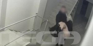 H στιγμή που ο αρσιβαρίστας μεταφέρει αναίσθητη την Μυρτώ εκτός ξενοδοχείου