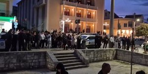 Πλήθος κόσμου έξω από τα δικαστήρια περιμένει την απόφαση