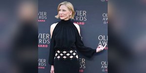 Η Κέιτ Μπλάνσετ τη στιγμή της άσεμνης χειρονομίας 