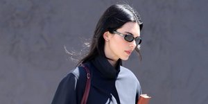 (D) Τζιν, μπαλαρίνες και τζάκετ utility, το λειτουργικό αλλά κομψό outfit, ιδανικό για την άνοιξη (βλ. Κένταλ Τζένερ)