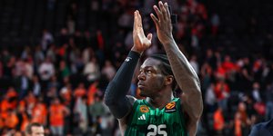 Ο Κέντρικ Ναν χειροκροτάει τον κόσμο του Παναθηναϊκού AKTOR