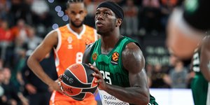 Ο Κέντρικ Ναν εκτελεί βολές κόντρα στην Βαλένθια