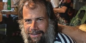 Όλοι τον είδαν, κανείς δεν τον αναγνώρισε: Ο σπουδαίος γκολτζής που τώρα μοιάζει με καλόγερο 