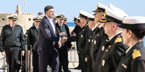 Ο Βασίλης Κικίλιας με στελέχη του Λιμενικού