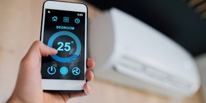 Άνδρας αλλάζει τις ρυθμίσεις του AirCodition από το κινητό