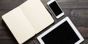 Τι σημαίνει αν προτιμάτε να γράφετε με το χέρι και όχι στο κινητό, σύμφωνα με την ψυχολογία