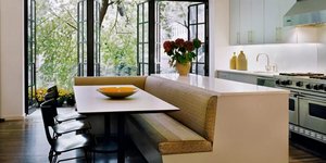 Ο designer Ανδρέας Αρσένης εξηγεί γιατί το banquette γίνεται το νέο επίκεντρο της κουζίνας