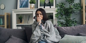 Γυναίκα κλαίει με ταινία 