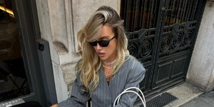 ξανθιά νέα γυναίκα γκρί σακάκι μαύρα γυαλιά