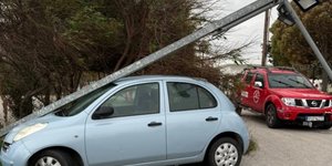 Κολώνα έπεσε σε ΙΧ από τον αέρα