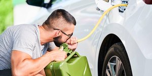 Αφαίρεση καυσίμου από παρκαρισμένο αυτοκίνητο 